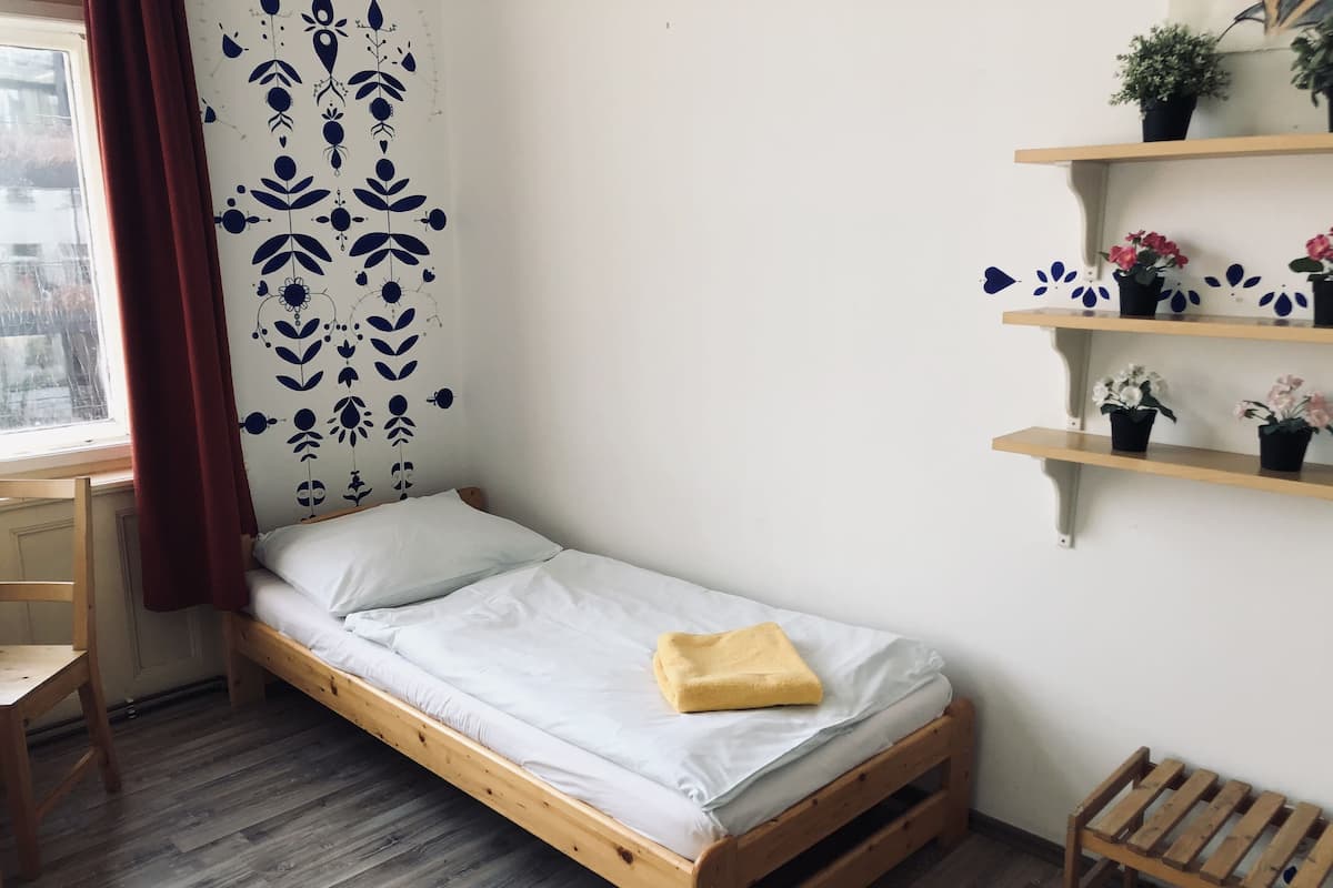 Een bureau, verduisterende gordijnen, geluiddichte muren