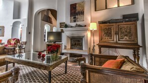 A living room with a fireplace, a television, and a sofa. - Finca Villa Juan (Ribera del Fresno)