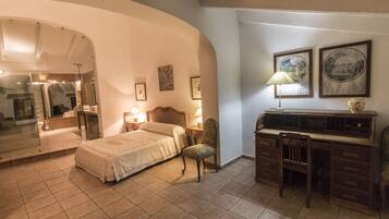 Superior Double or Twin Room | Een bureau, verduisterende gordijnen, een strijkplank/strijkijzer