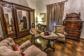 Double or Twin Room | Área de estar | TV de tela plana