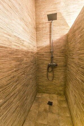 Double or Twin Room | Bathroom shower - Finca Villa Juan (Ribera del Fresno)