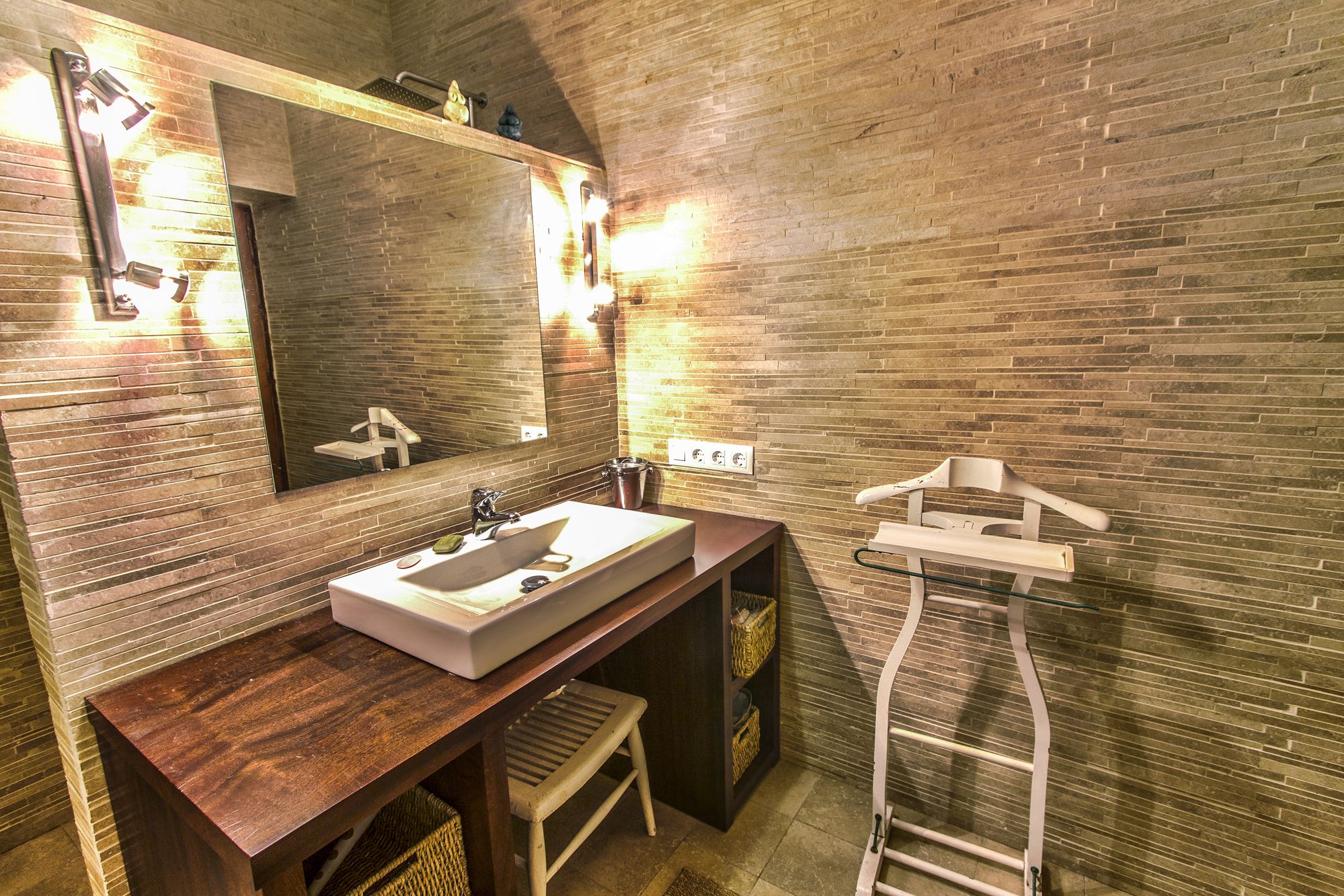 Double or Twin Room | Baño | Ducha, artículos de higiene personal gratuitos, secador de pelo y bidé