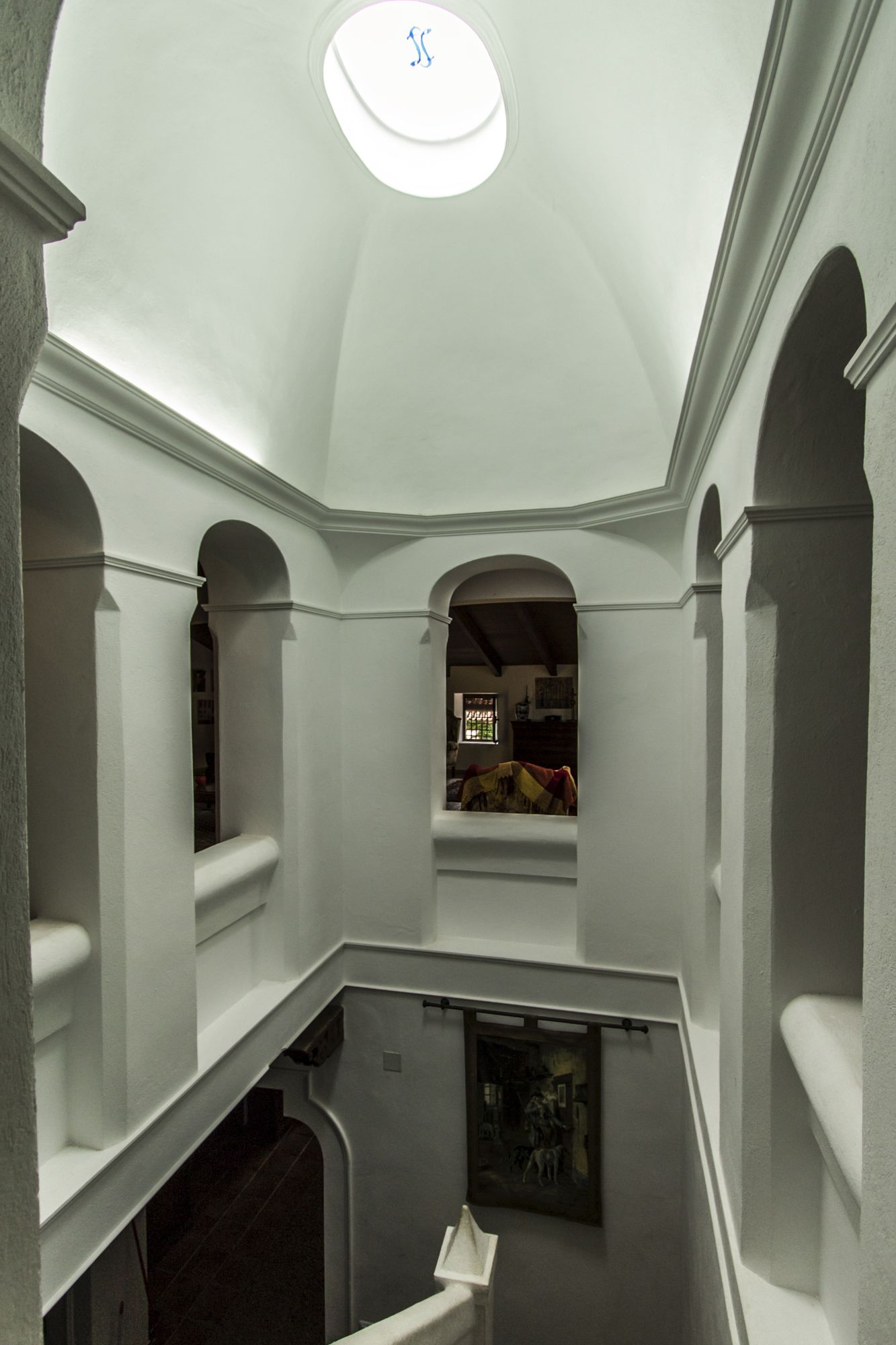 Um interior espaçoso com teto alto e portas em arco.