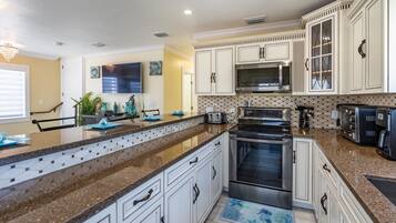 Coffee/tea maker, full-size fridge, microwave, oven