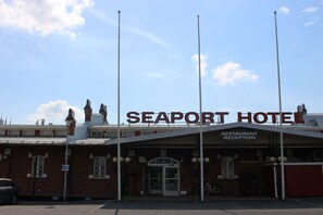 Vista frontal de la propiedad