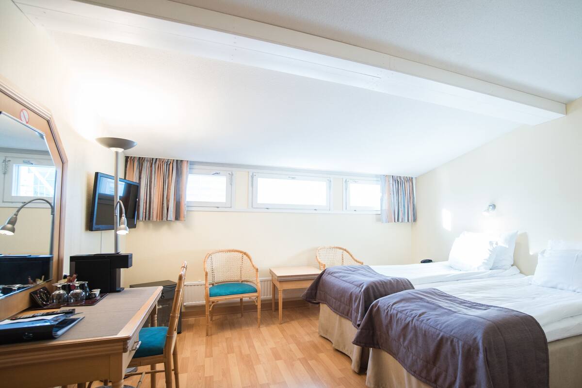 Premium bedding, desk, blackout drapes, WiFi (free)