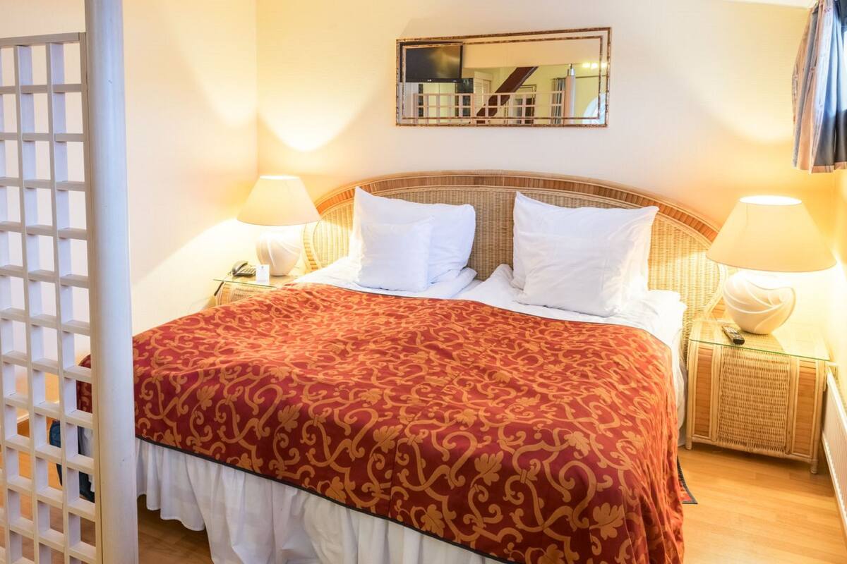 Deluxe Family Room | Premium bedding, desk, blackout drapes, WiFi (free)