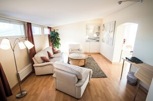 Premium bedding, desk, blackout curtains, free WiFi