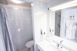 Deluxe Family Room | Bathroom | Shower, hair dryer, towels