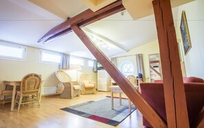 Deluxe Family Room | Living area