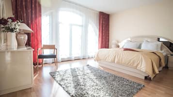 Premium bedding, desk, blackout curtains, free WiFi