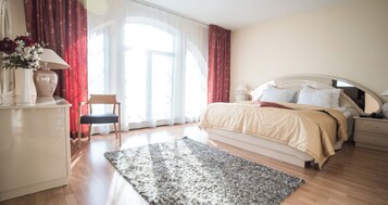 Premium bedding, desk, blackout curtains, free WiFi