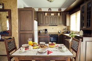Villa Supérieure, 4 chambres, vue partielle sur la mer | Cuisine privée | Grand réfrigérateur, micro-ondes, four, plaque de cuisson
