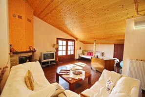 House, 4 Bedrooms, Sea View | Living room