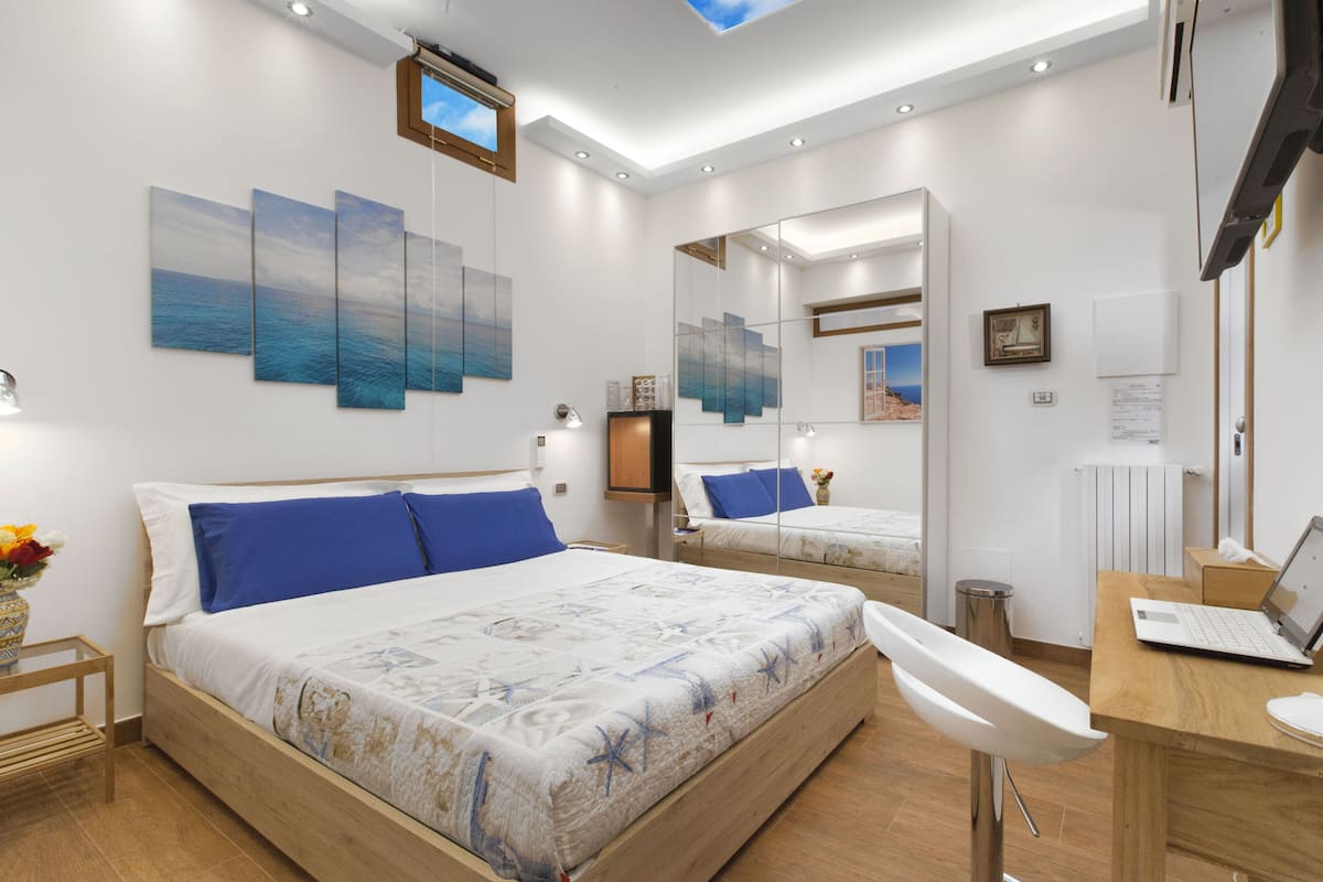 Premium bedding, in-room safe, free WiFi, bed sheets