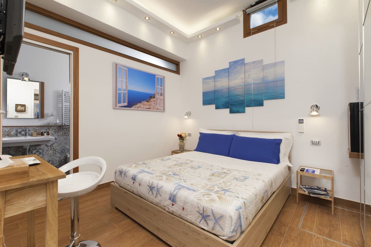 Premium bedding, in-room safe, free WiFi, bed sheets