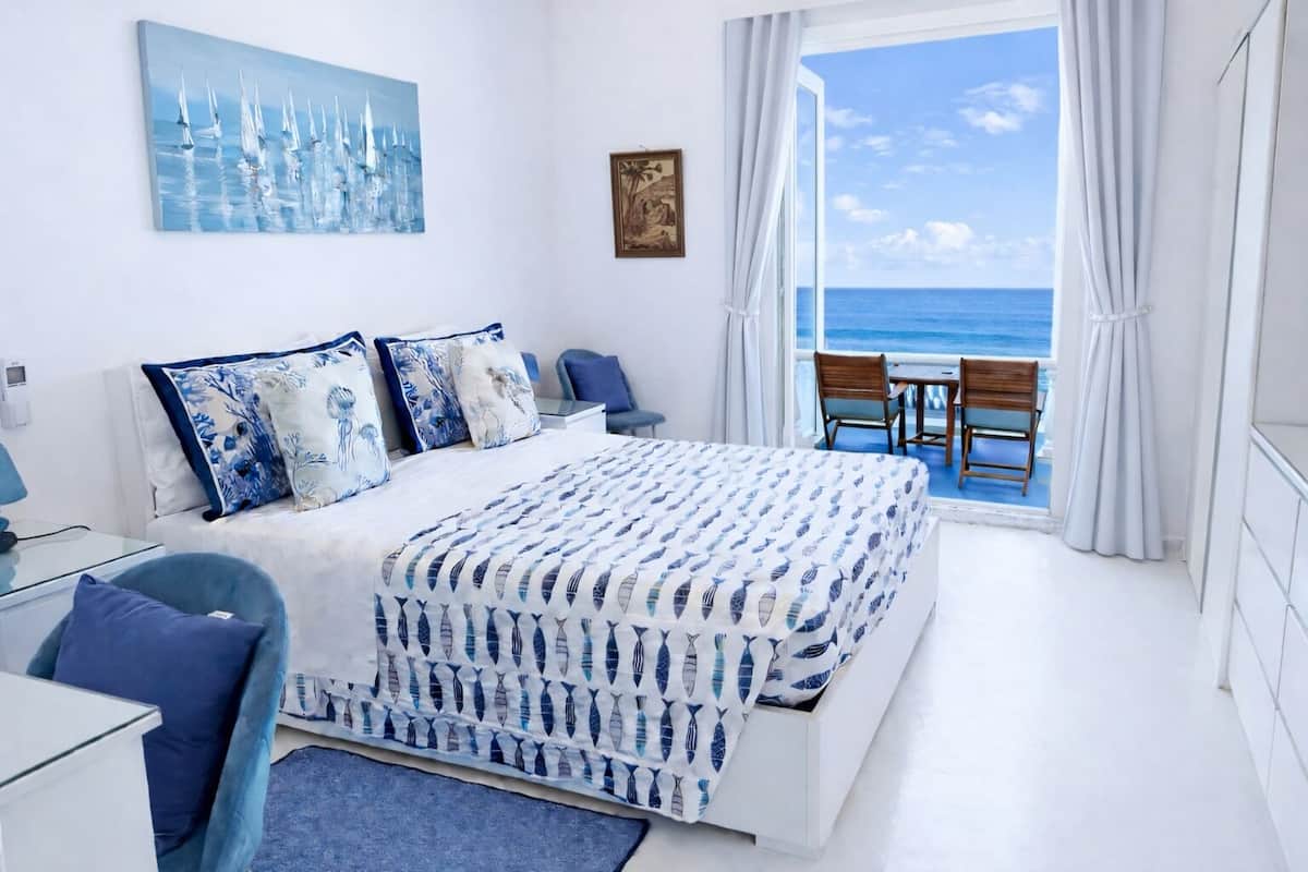Deluxe Suite | Premium bedding, in-room safe, WiFi (free), bed sheets