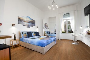 Ein Schlafzimmer mit Bett, Nachttisch und Spiegel.