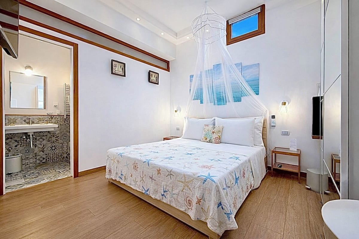 Premium bedding, in-room safe, WiFi (free), bed sheets