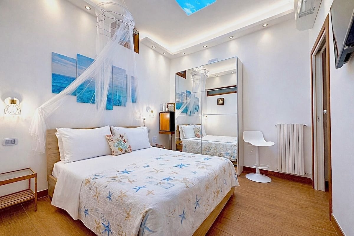 Premium bedding, in-room safe, WiFi (free), bed sheets