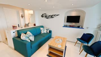 Deluxe suite | Woonruimte | Een flatscreentelevisie