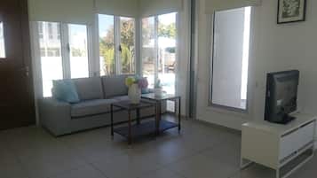 Vila standard, 3 quartos, vista para a piscina, ao lado da piscina | Sala de estar | TV de tela plana, DVD player