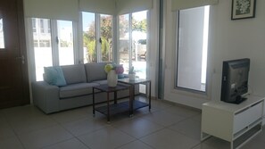 Villa estándar, 3 habitaciones, vistas a la piscina, junto a la piscina | Sala de estar | Una televisión de pantalla plana, un reproductor de DVD