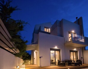 Voorkant accommodatie - avond/nacht