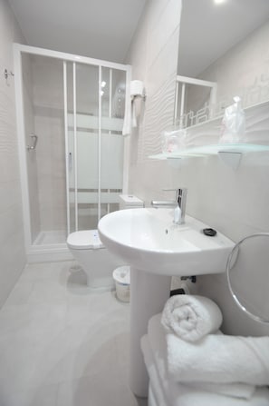 Habitación Económica Doble con ventana | Baño | Ducha y bañera combinadas y artículos de higiene personal gratuitos