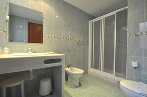Bañera con ducha, artículos de tocador gratuitos, secador de pelo
