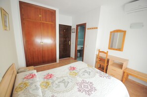Quarto casal econômico (con ventana) | Cofres nos quartos, escrivaninha, Wi-Fi de cortesia, roupa de cama