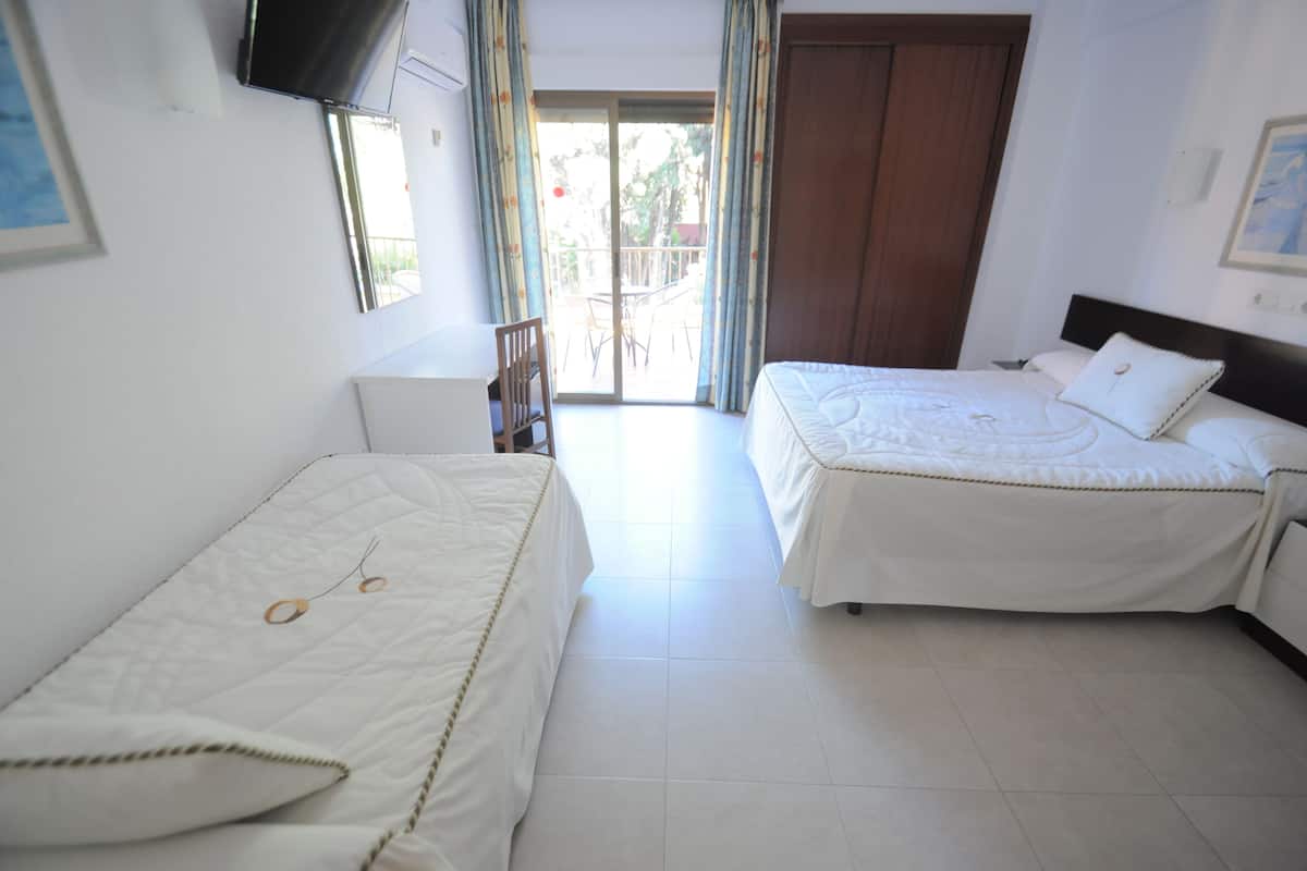 Habitación triple, Terraza | Caja de seguridad en la habitación, escritorio y wifi gratis