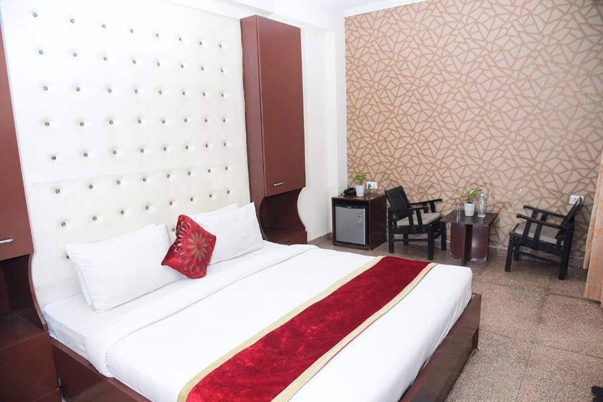 Standard Double Room | Minibar, desk, WiFi (free), bed sheets