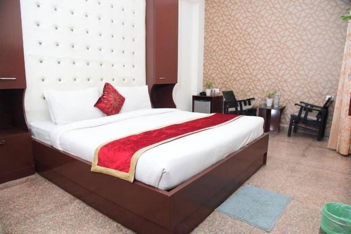 Minibar, desk, WiFi (free), bed sheets