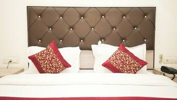 Suite Room | Minibar, desk, free WiFi, bed sheets