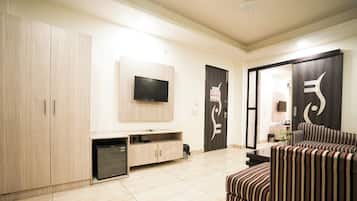 Suite Room | Minibar, desk, free WiFi, bed sheets