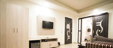 Suite Room | Minibar, desk, free WiFi, bed sheets