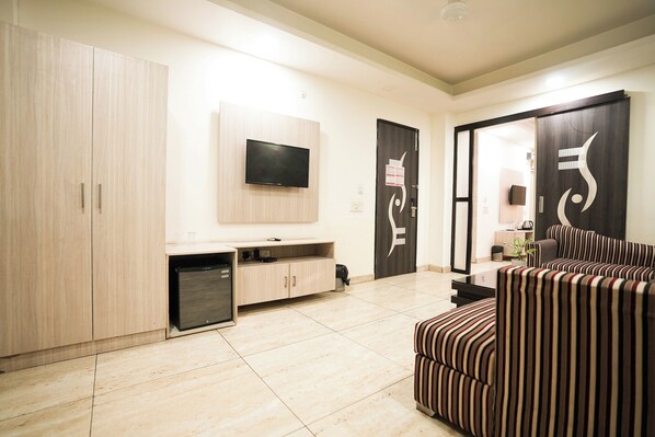 Suite Room | Minibar, desk, free WiFi, bed sheets - Kabul Hotel Medanta Hospital, Gurugram (Gurugram)