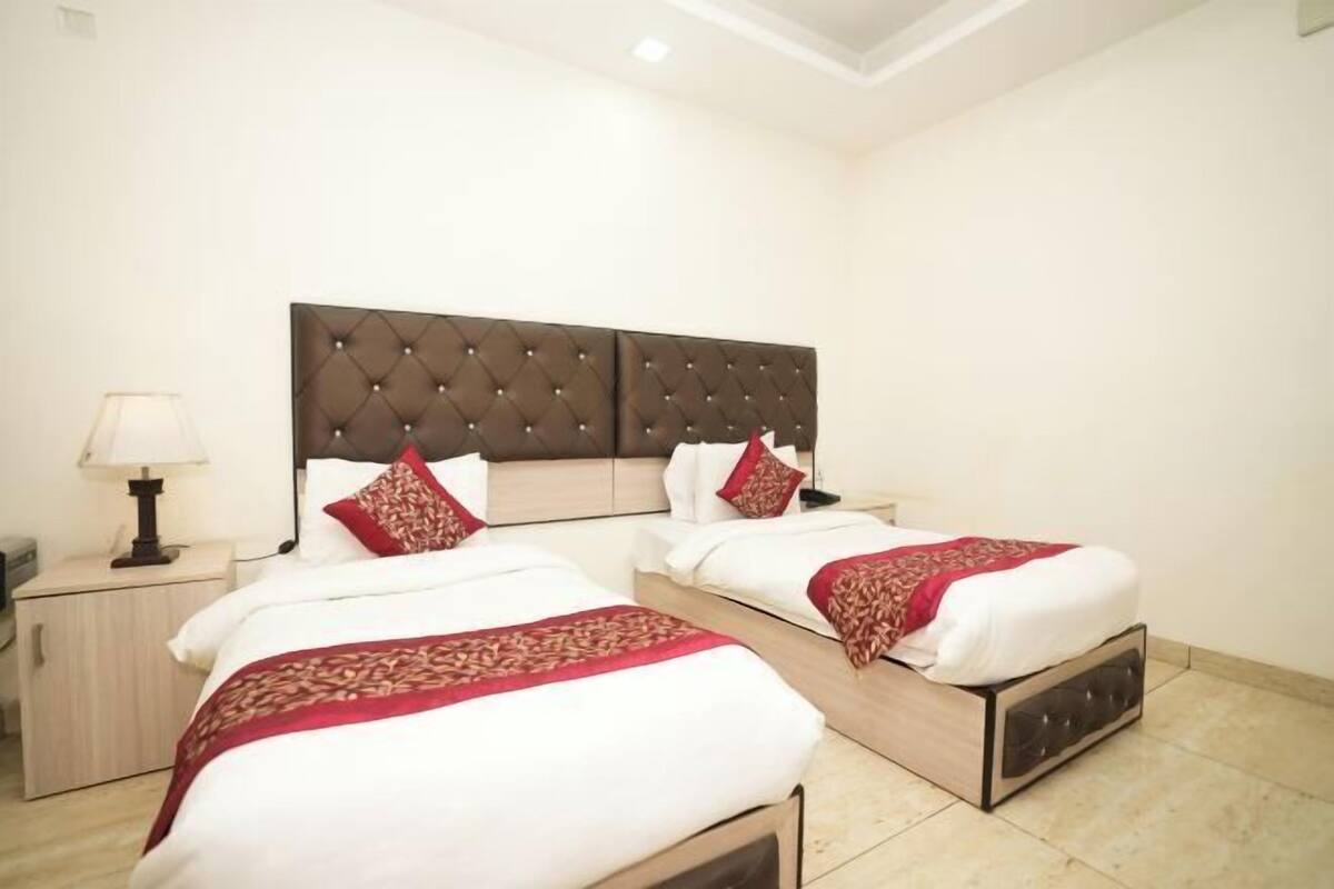 Minibar, desk, WiFi (free), bed sheets
