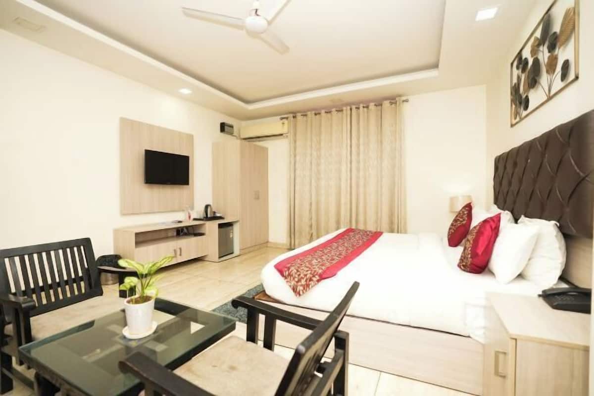 Minibar, desk, WiFi (free), bed sheets