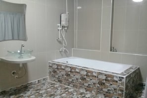 Standard Room | Badkamer | Gratis toiletartikelen, badjassen, pantoffels, handdoeken