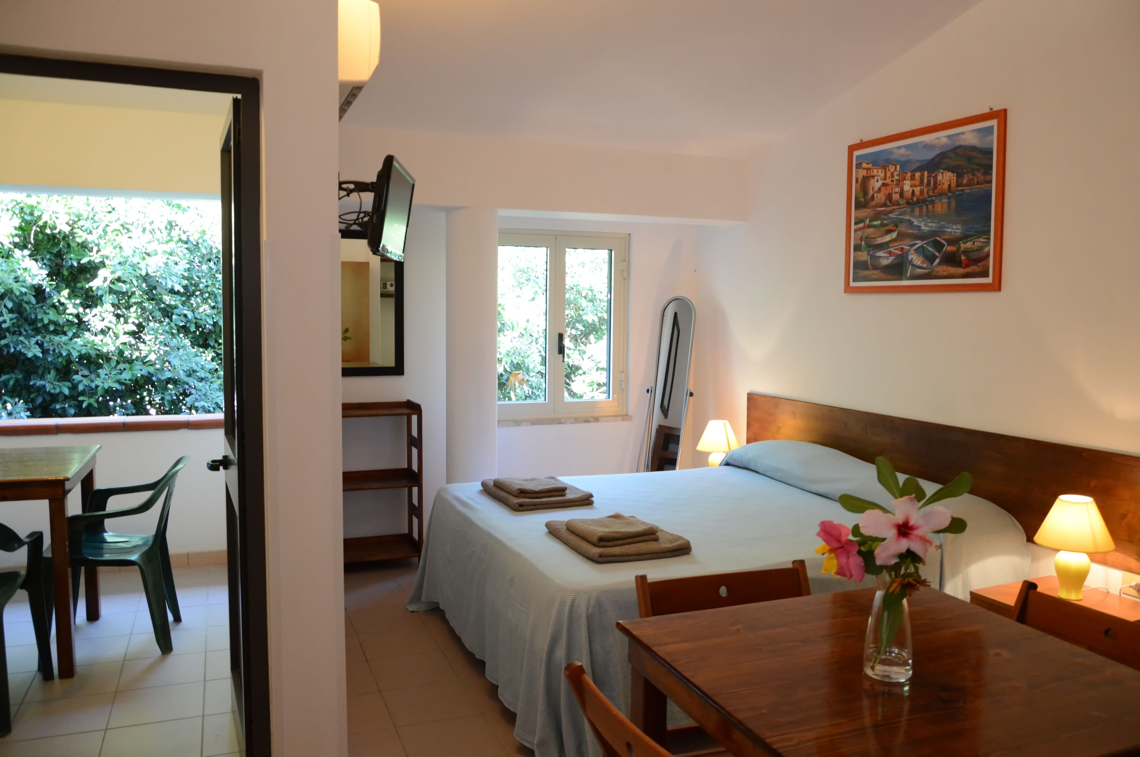 Classic-Doppelzimmer, Terrasse, Blick auf den Innenhof | Hochwertige Bettwaren, Zimmersafe, Bettwäsche