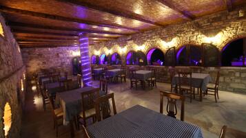 Breakfast, lunch, dinner served; local cuisine