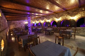 Aamiainen, lounas ja illallinen; paikallinen keittiö