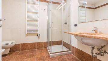 Appartement Duplex, 1 chambre | Salle de bain | Douche, douche à « effet pluie », sèche-cheveux, bidet