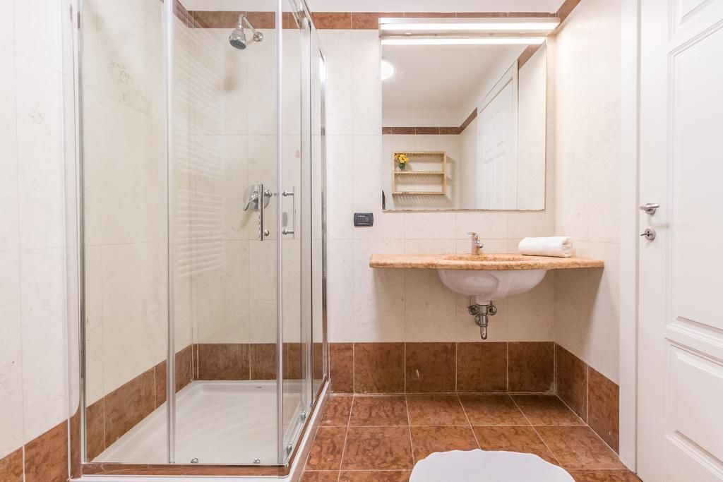 Alloggio Basic su due livelli, 1 camera da letto | Bagno | Doccia, soffione a pioggia, asciugacapelli, bidet