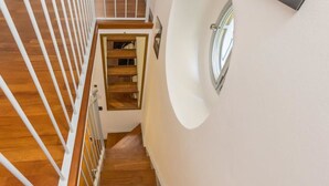 A wooden staircase with white railings leading to a landing. - Alessia's Flat - Portello 2 (Milan)