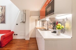 Basic Duplex, 1 Bedroom | Private kitchen | Fridge, oven, stovetop, cookware/dishes/utensils - Alessia's Flat - Portello 2 (Milan)