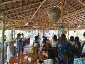 Serveert ontbijt, lunch, diner, Thaise gerechten 