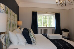 Double Room (Caturns) | Iron/ironing board, free cribs/infant beds, free WiFi - Pardlestone Farm: B&B (Bridgwater)